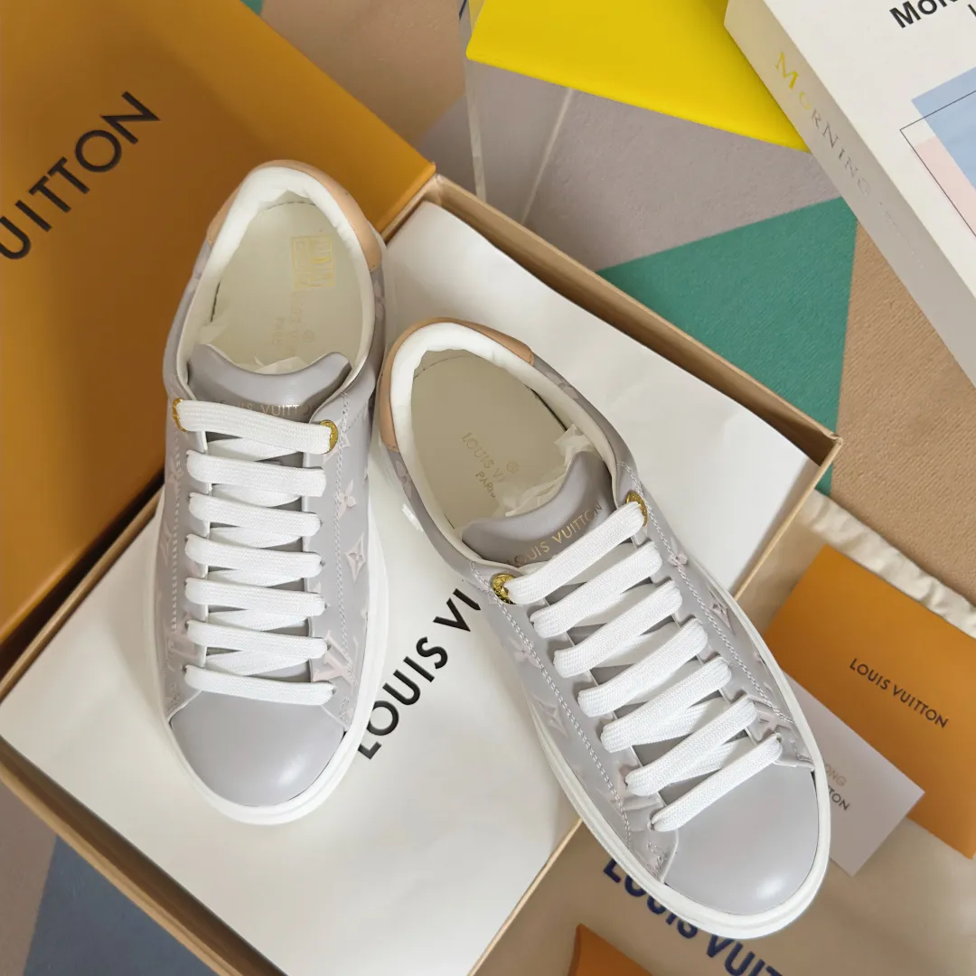 👟👟Ex-factory price 740👟👟 Top version LV Louis Vuitton L House Donkey Brand Stadium Series Casual Sports Shoes White Shoes Dexun Shoes Original purchase, development and production LV Stadium sports shoes are soft cow leather partially embossed with Monogram patterns, reproducing the retro design trend. Monogram canvas trim and toe perforations bring together exquisite details, the tongue is decorated with LV letter label, and the outsole depicts the Louis Vuitton logo. Exquisitely packaged at the delivery counter🛍📦 ▪️ Fabric: Original imported first-layer cowhide ▪️ Lining: Original imported soft sheepskin lining ▪️ Sole: Original open-molded non-slip rubber outsole ▪️ Bottom thickness: 3CM ▪️ Size: Women's 35-41